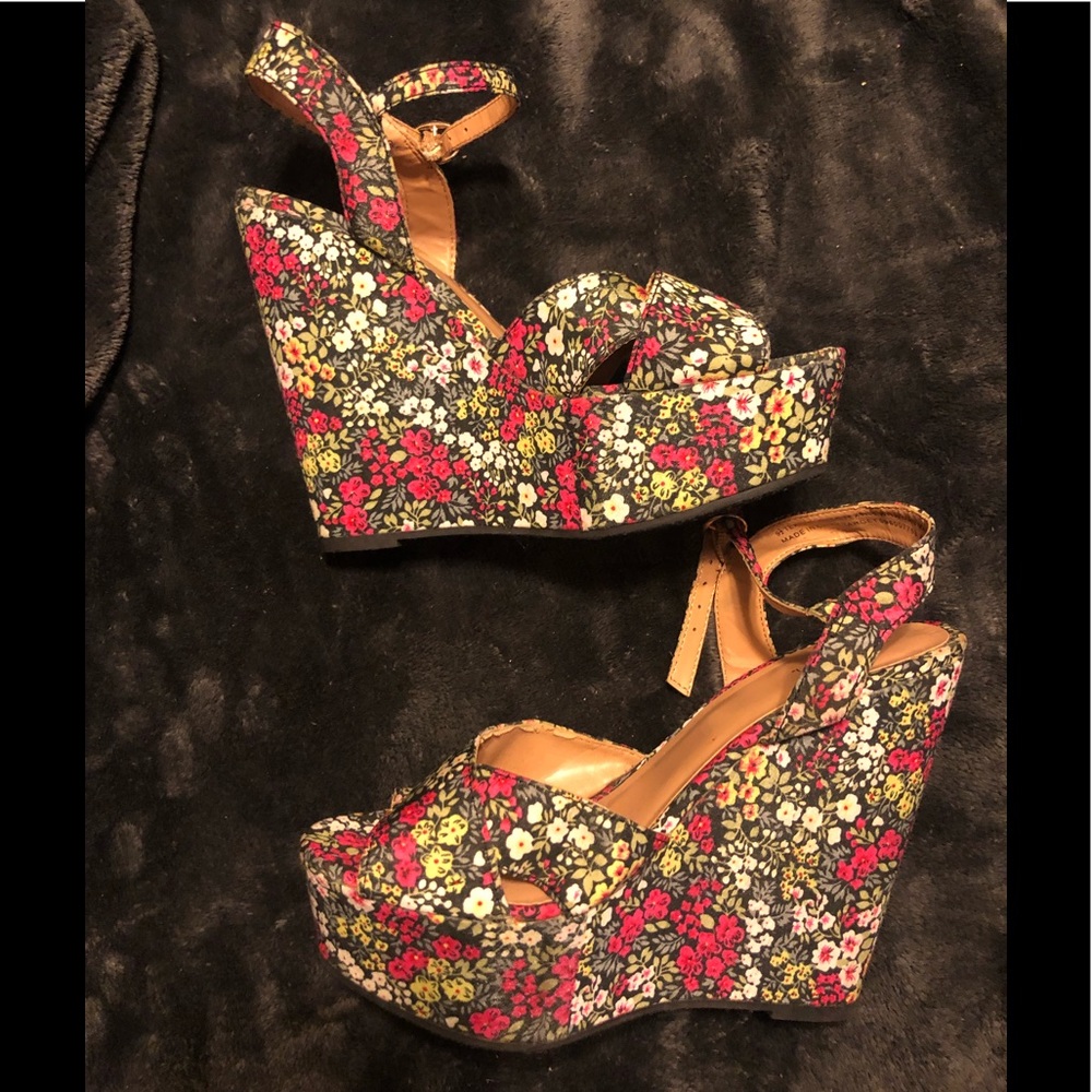 Never Worn Floral Wedges size 9 1/2